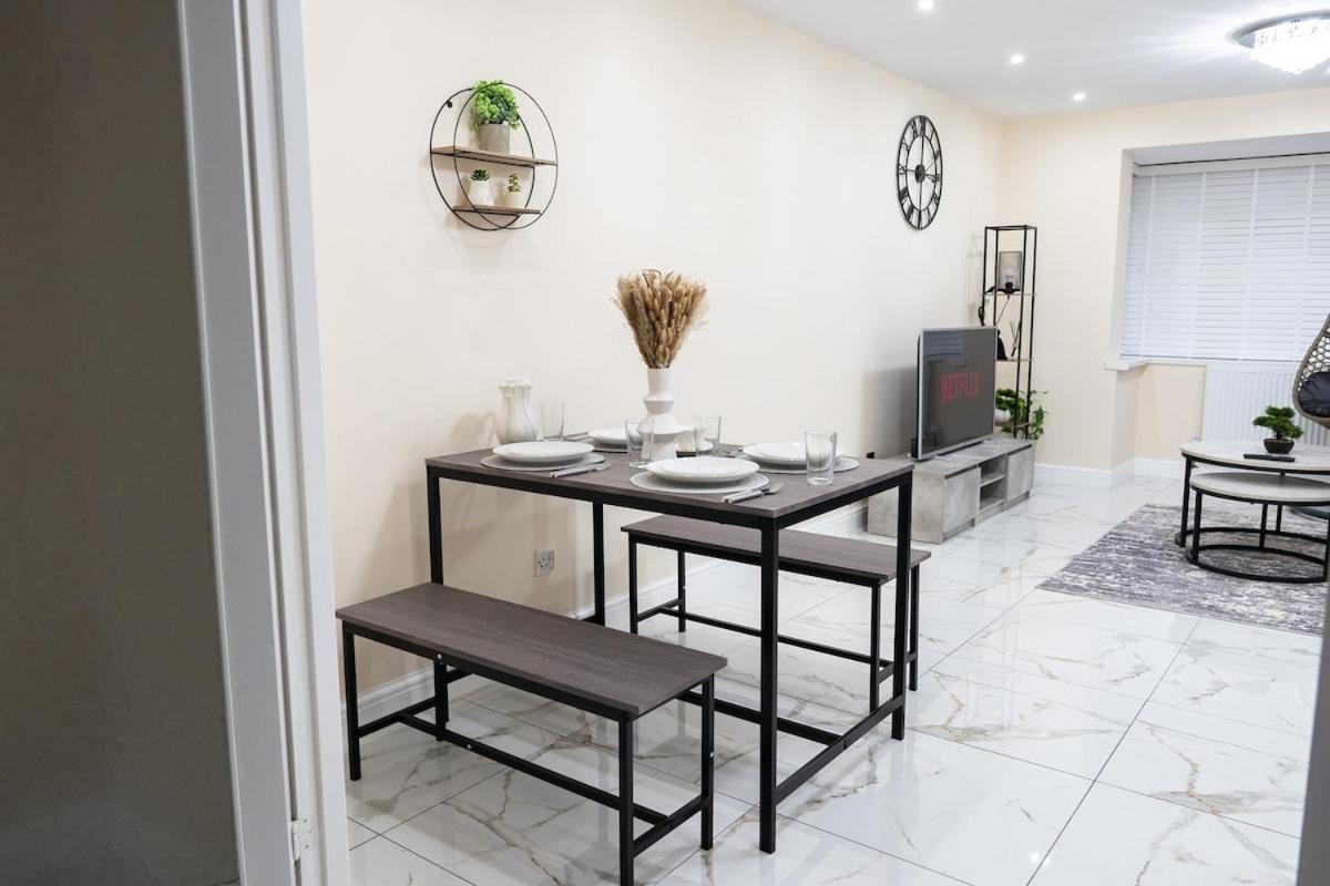 Holiday home Entire Stylish House-games Room-6 Guests Capacity Birmingham