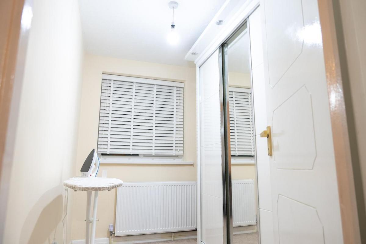Holiday home Entire Stylish House-games Room-6 Guests Capacity Birmingham